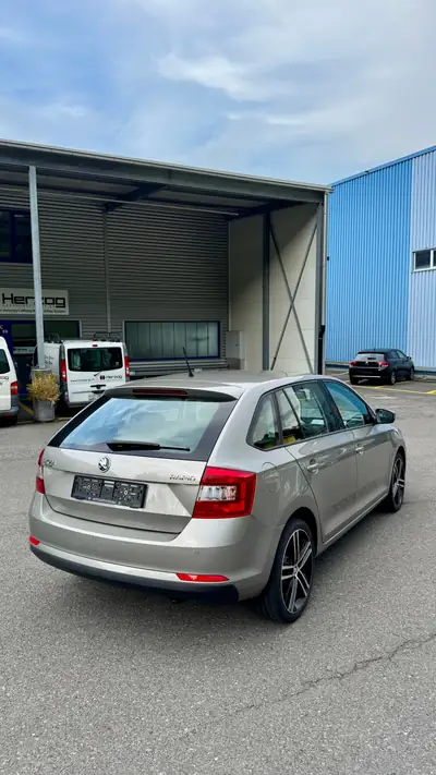 Skoda Rapid 1.4 TSI Ambition DSG — Break pratique, moteur moderne et consommation maîtrisée — arrière