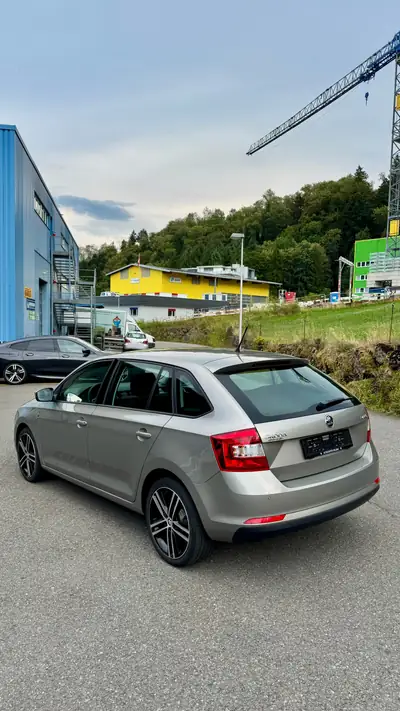 Skoda Rapid 1.4 TSI Ambition DSG — Break pratique, moteur moderne et consommation maîtrisée — intérieur