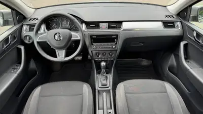 Skoda Rapid 1.4 TSI Ambition DSG — Break pratique, moteur moderne et consommation maîtrisée — tableau de bord