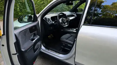 Mercedes-Benz GLB 200 d 4Matic AMG Line — SUV 7 places diesel, 27 500 km seulement — Miniatura 10