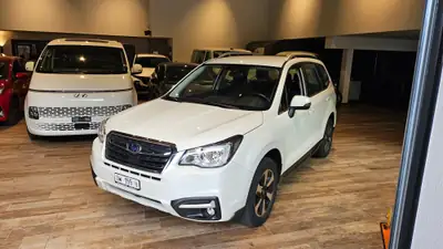 Subaru Forester 2.0i Swiss — SUV polyvalent avec attelage 2000kg et traction intégrale — côté