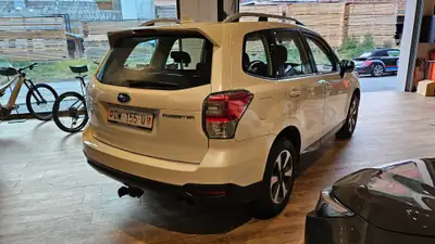 Subaru Forester 2.0i Swiss — SUV polyvalent avec attelage 2000kg et traction intégrale — Miniature 9