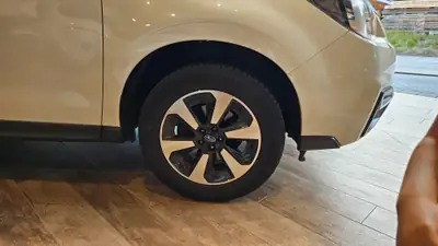 Subaru Forester 2.0i Swiss — SUV polyvalent avec attelage 2000kg et traction intégrale — Miniature 8