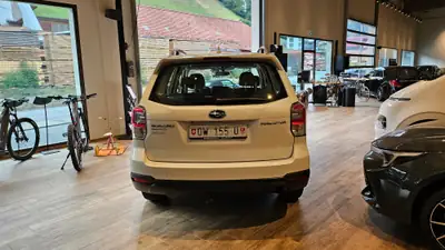 Subaru Forester 2.0i Swiss — SUV polyvalent avec attelage 2000kg et traction intégrale — Miniature 11