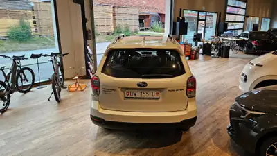 Subaru Forester 2.0i Swiss — SUV polyvalent avec attelage 2000kg et traction intégrale — Miniature 12