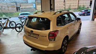 Subaru Forester 2.0i Swiss — SUV polyvalent avec attelage 2000kg et traction intégrale — Miniature 10