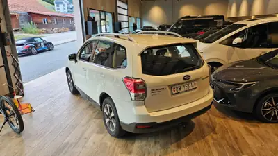 Subaru Forester 2.0i Swiss — SUV polyvalent avec attelage 2000kg et traction intégrale — Miniature 14