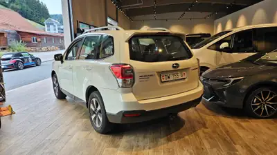 Subaru Forester 2.0i Swiss — SUV polyvalent avec attelage 2000kg et traction intégrale — Miniature 13