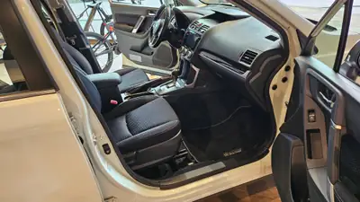 Subaru Forester 2.0i Swiss — SUV polyvalent avec attelage 2000kg et traction intégrale — Miniature 18