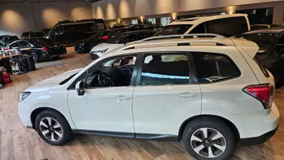 Subaru Forester 2.0i Swiss — SUV polyvalent avec attelage 2000kg et traction intégrale — Miniature 16