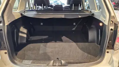 Subaru Forester 2.0i Swiss — SUV polyvalent avec attelage 2000kg et traction intégrale — Miniature 21