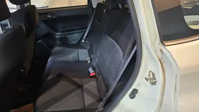 Subaru Forester 2.0i Swiss — SUV polyvalent avec attelage 2000kg et traction intégrale — Miniature 22
