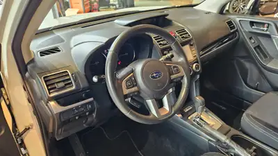 Subaru Forester 2.0i Swiss — SUV polyvalent avec attelage 2000kg et traction intégrale — Miniature 25