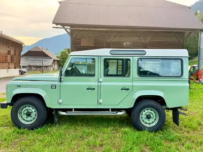 Land Rover Defender 2.2 TD4 SW Heritage — Légende 4x4, robustesse intemporelle — vista esterna
