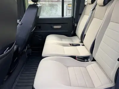 Land Rover Defender 2.2 TD4 SW Heritage — Légende 4x4, robustesse intemporelle — cruscotto
