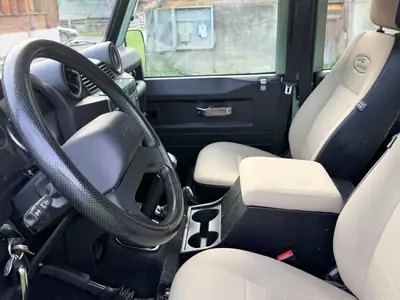 Land Rover Defender 2.2 TD4 SW Heritage — Légende 4x4, robustesse intemporelle — interni