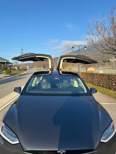 Tesla Model X 100D — SUV électrique 7 places, 524 ch et autonomie exceptionnelle — vista esterna