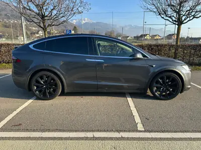 Tesla Model X 100D — SUV électrique 7 places, 524 ch et autonomie exceptionnelle — vista posteriore