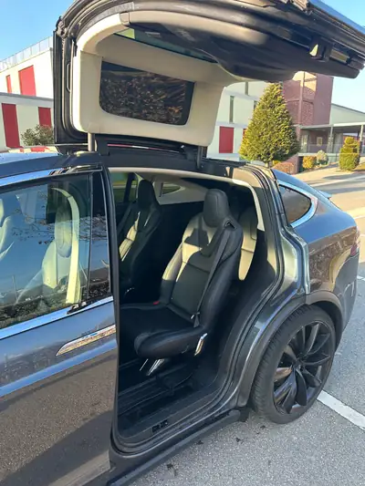 Tesla Model X 100D — SUV électrique 7 places, 524 ch et autonomie exceptionnelle — cruscotto