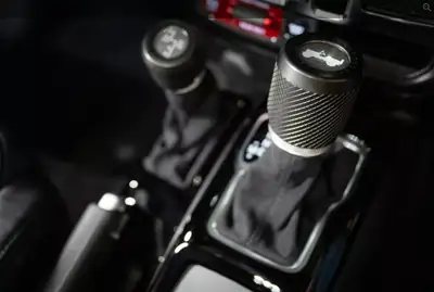 Jeep Wrangler Unlimited 4xe — SUV hybride rechargeable, 6500 km, transformation BRUTE exclusive — Miniature 9