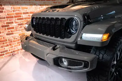 Jeep Wrangler Unlimited 4xe — SUV hybride rechargeable, 6500 km, transformation BRUTE exclusive — Miniature 8