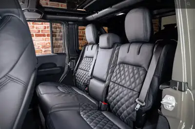 Jeep Wrangler Unlimited 4xe — SUV hybride rechargeable, 6500 km, transformation BRUTE exclusive — Miniature 7