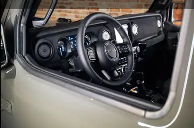 Jeep Wrangler Unlimited 4xe — SUV hybride rechargeable, 6500 km, transformation BRUTE exclusive — Miniature 10