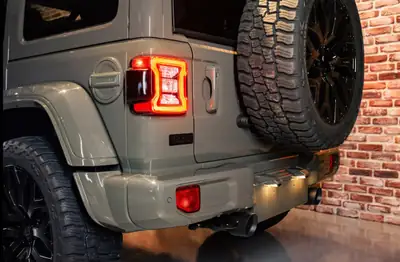 Jeep Wrangler Unlimited 4xe — SUV hybride rechargeable, 6500 km, transformation BRUTE exclusive — Miniature 11