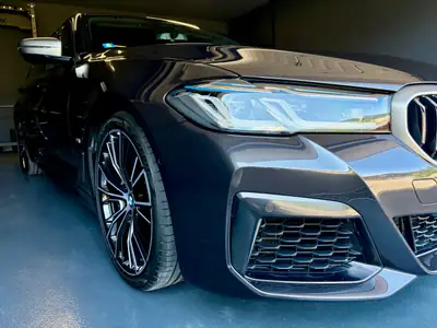 BMW M550i xDrive SAG — Berline sportive 530 ch, équipement M complet, 45'000 km — vue extérieure