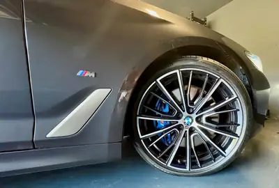 BMW M550i xDrive SAG — Berline sportive 530 ch, équipement M complet, 45'000 km — côté