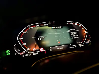 BMW M550i xDrive SAG — Berline sportive 530 ch, équipement M complet, 45'000 km — tableau de bord
