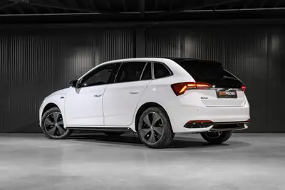 Skoda Scala 1.5 TSI Monte Carlo — Berline dynamique avec toit panoramique et garantie 5 ans — Seitenansicht