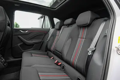 Skoda Scala 1.5 TSI Monte Carlo — Berline dynamique avec toit panoramique et garantie 5 ans — Miniatur 12