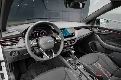 Skoda Scala 1.5 TSI Monte Carlo — Berline dynamique avec toit panoramique et garantie 5 ans — Miniatur 13