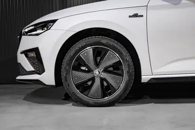 Skoda Scala 1.5 TSI Monte Carlo — Berline dynamique avec toit panoramique et garantie 5 ans — Miniatur 29