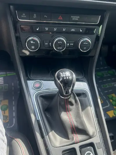 SEAT Leon 1.4 TSI 150 — Berline dynamique, sans accident, 102 000 km — intérieur