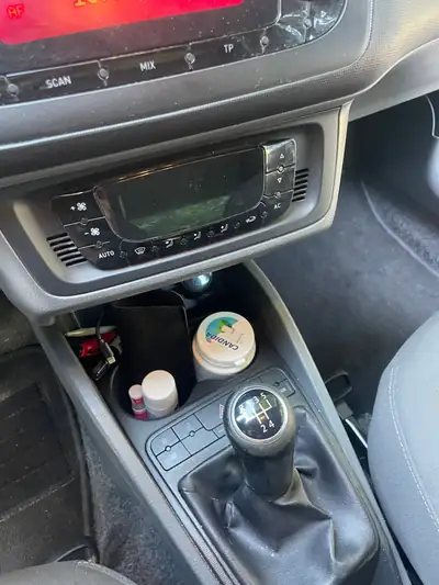 SEAT Ibiza 1.6 TDI 90 — Citadine fiable, moteur diesel économe, sans accident — intérieur