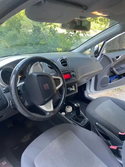 SEAT Ibiza 1.6 TDI 90 — Citadine fiable, moteur diesel économe, sans accident — tableau de bord