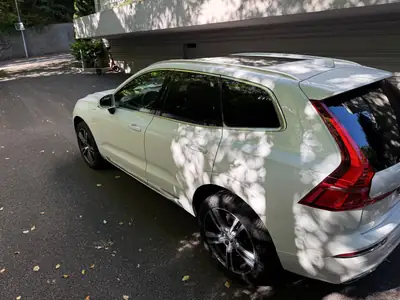 Volvo XC60 2.0 T8 Inscription — SUV hybride rechargeable, 155'000 km, sans sinistre — fianco