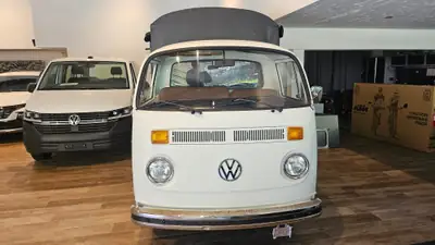 VW T2 Pickup 1972 — Classique emblématique, contrôle vétéran, état d'origine — intérieur