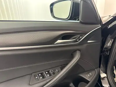 BMW 530i xDrive Touring M Sport — Break sportif 4x4, 20'300 km seulement — Miniature 10
