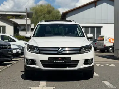 VW Tiguan 2.0 TDI BlueMotion — SUV 4Motion robuste avec crochet d'attelage — côté