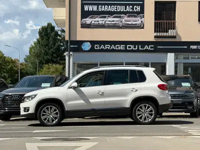 VW Tiguan 2.0 TDI BlueMotion — SUV 4Motion robuste avec crochet d'attelage — intérieur