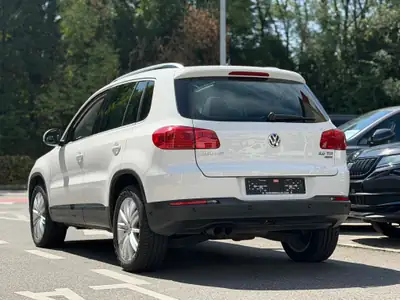 VW Tiguan 2.0 TDI BlueMotion — SUV 4Motion robuste avec crochet d'attelage — tableau de bord
