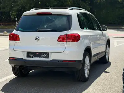 VW Tiguan 2.0 TDI BlueMotion — SUV 4Motion robuste avec crochet d'attelage — Miniature 7