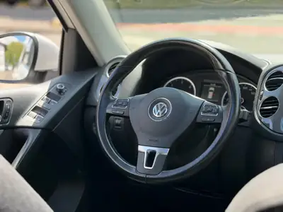 VW Tiguan 2.0 TDI BlueMotion — SUV 4Motion robuste avec crochet d'attelage — Miniature 11
