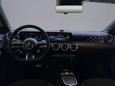 Mercedes-Benz A 35 AMG 4matic — Berline sportive haute performance, quasi neuve — Miniature 13