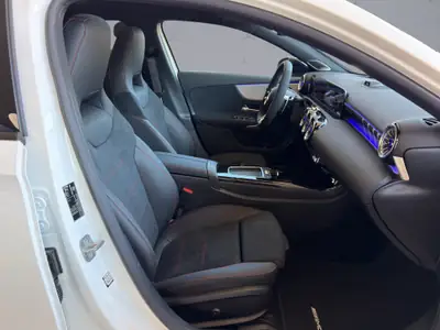 Mercedes-Benz A 35 AMG 4matic — Berline sportive haute performance, quasi neuve — Miniature 15