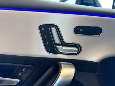 Mercedes-Benz A 35 AMG 4matic — Berline sportive haute performance, quasi neuve — Miniature 18