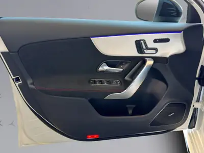 Mercedes-Benz A 35 AMG 4matic — Berline sportive haute performance, quasi neuve — Miniature 21